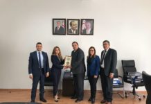 KAÜ( Kıbrıs Amerikan Üniversitesi ) Rektörü Prof. Dr. Uğur Özgöker, Rektör Yardımcıları ve Üniversite Mütevelli Heyet Başkan Vekili ile YÖDAK ( KKTC Yüksek Öğretim Denetleme ve Akreditasyon Kurumu ) Başkanı Prof. Dr. Akile BÜKE’ ye nezaket ziyaretinde bulunarak Üniversitenin şiltini takdim etti.