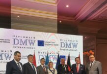 Prof.Dr.Uğur Özgöker Türkiye Başkan Yardımcısı olduğu Merkezi İsviçre’de olan DMW-ULUSLARARASI DİPLOMATLAR BİRLİĞİ’ nin TÜRKİYE AVRUPA’YA GÖZ HİZASINDA BAĞLI Temasıyla İstanbul’da düzenlenen Yatırım Zirvesinin düzenleyicisi ve konuşmacısı olarak katkıda bulundu