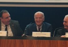 TÜKETİCİNİN VE REKABETİN KORUNMASI DERNEĞİ BAŞKANI ve AREL ÜNİVERSİTESİ ULUSLARARASI İLİŞKİLER BÖLÜM BAŞKANI Prof. Dr. Uğur Özgöker TÜKETİCİNİN EVRENSEL HAKLARI SEMPOZYUMUNUN Oturum Başkanlığını Yaptı