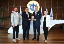 Prof. Dr. Uğur Özgöker’in Başkan Yardımcısı olduğu DENİZ KÜLTÜRÜ DERNEĞİ DENİZ TİCARET ODASI Başkanı Tamer Kıran’ ı Ziyaret Etti.