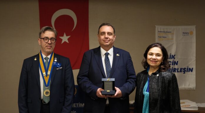 Prof. Dr. Uğur Özgöker’e ROTARY MESLEKTE ONUR ÖDÜLÜ Verildi